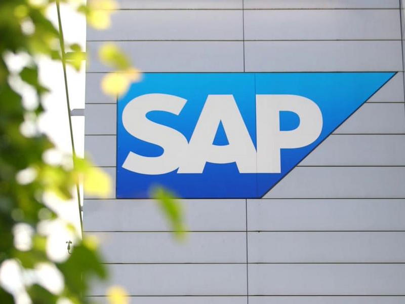 Ein großes SAP Logo an einem Gebäude.